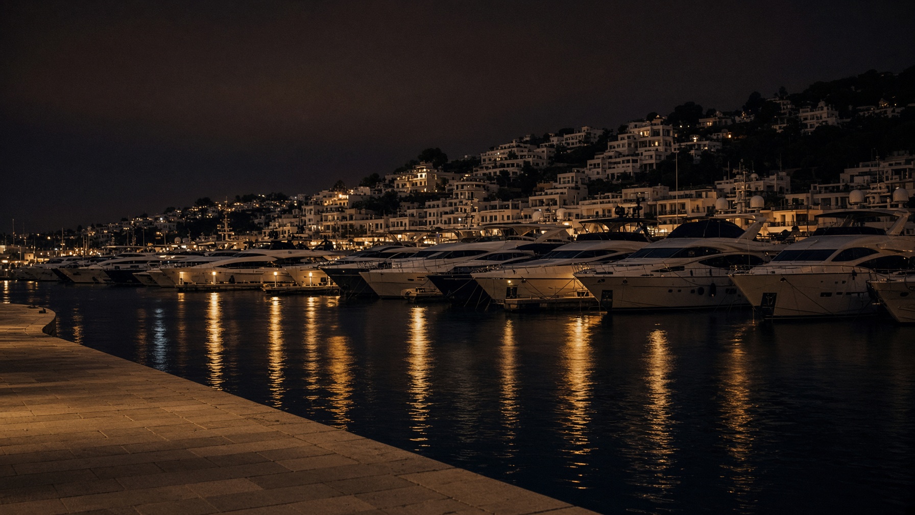 Puerto Banús de noche, luces sobre el Mediterráneo