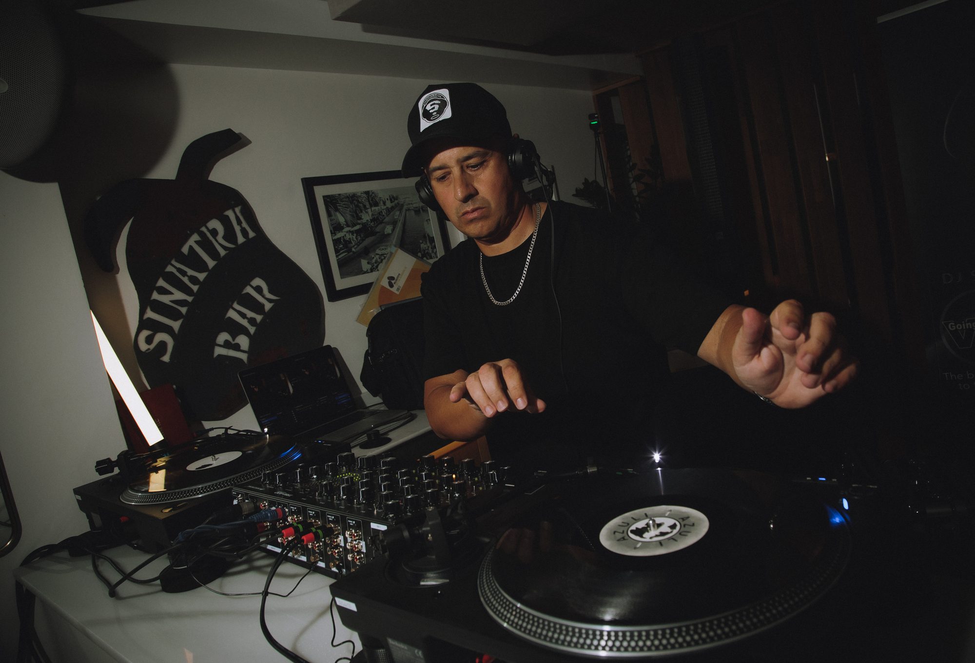 DJ Sidama en cabina en Sinatra Bar, Puerto Banús, mezclando vinilo