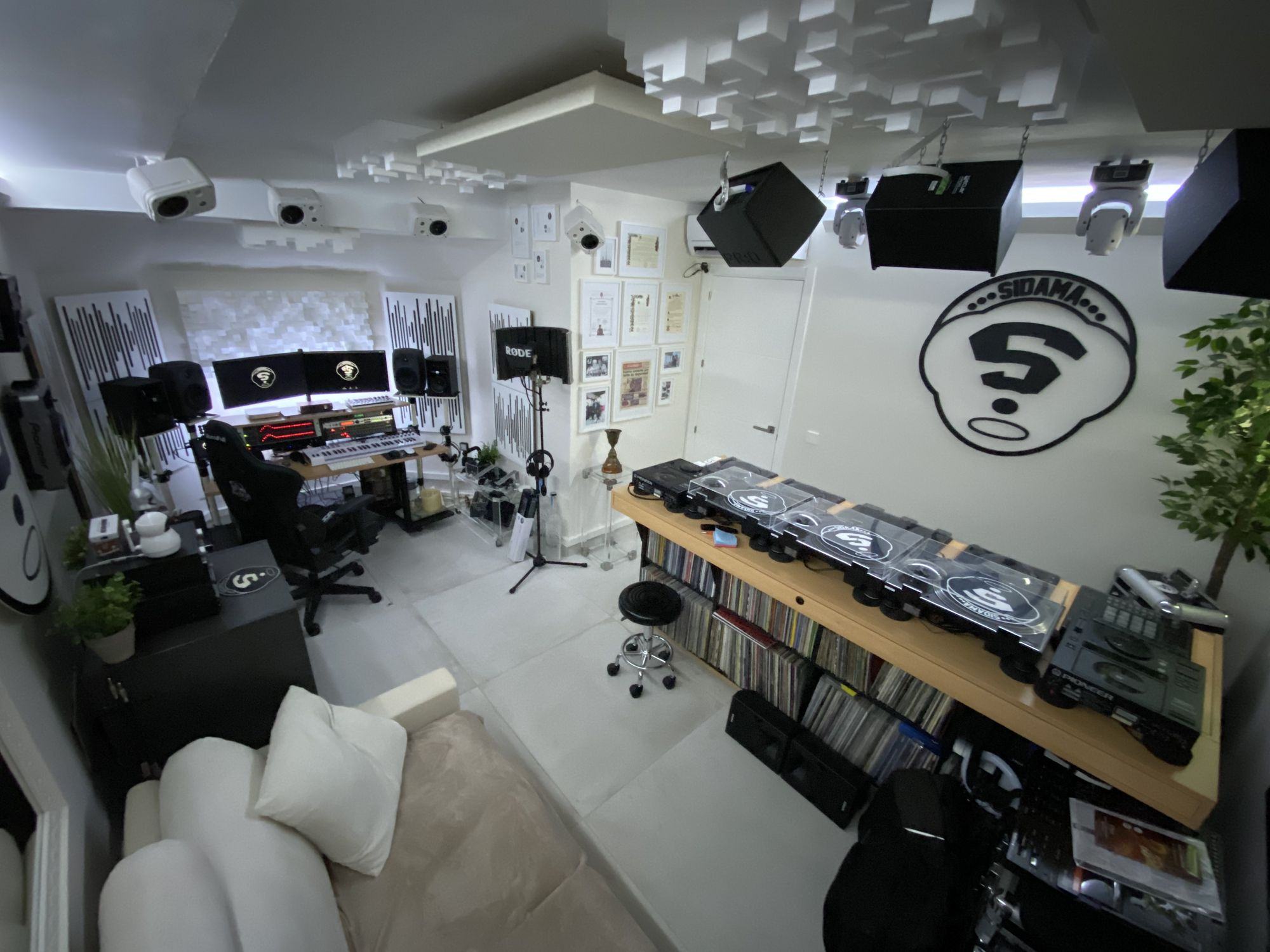 Estudio My Room de DJ Sidama: platos, vinilos y el logo en la pared